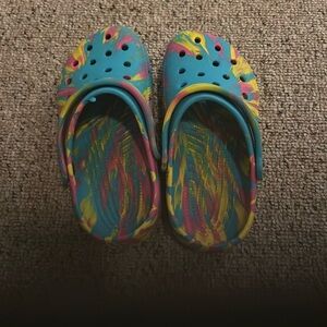 Size 1 kids. Very gently used (basically new) tie dye crocs